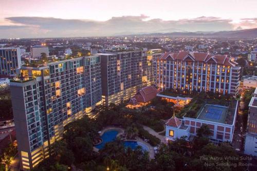 een luchtzicht op een stad met hoge gebouwen bij Astra White Suite 12 in Chiang Mai