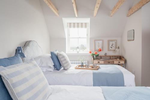 una camera con due letti e una sedia di Gleann Cottage - Seasgair Lodges a Kincraig