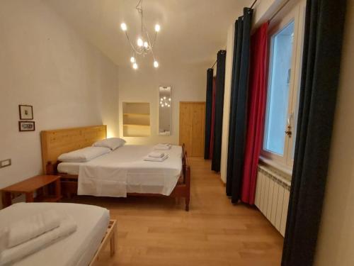 Habitación de hotel con 2 camas y ventana en La Terrazza, en Trieste