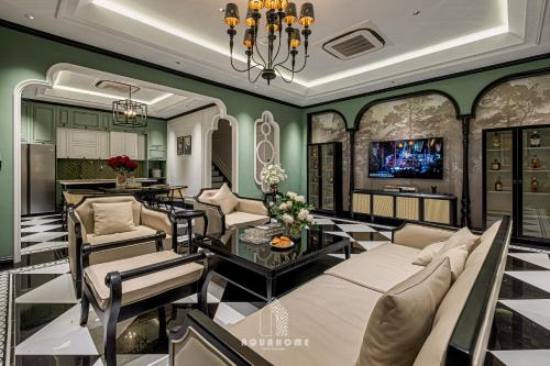 uma sala de estar com um sofá e uma mesa em The An Nam Villa HaLong em Ha Long