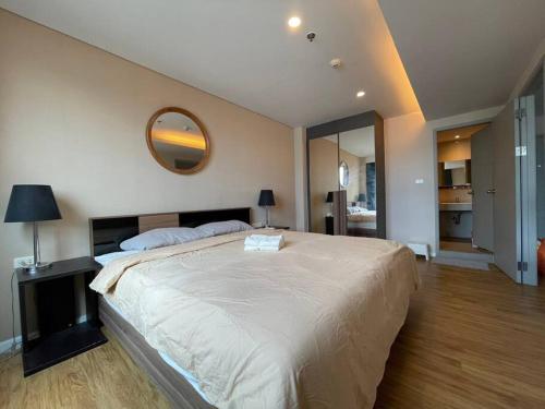 ein Schlafzimmer mit einem großen Bett und einem Spiegel in der Unterkunft Private room with 2 Bedroom & 2 Bathroom peaceful in Bangkok