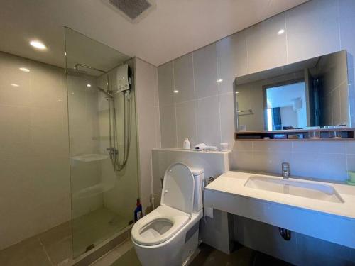 y baño con aseo, lavabo y ducha. en Private room with 2 Bedroom & 2 Bathroom peaceful, en Bangkok