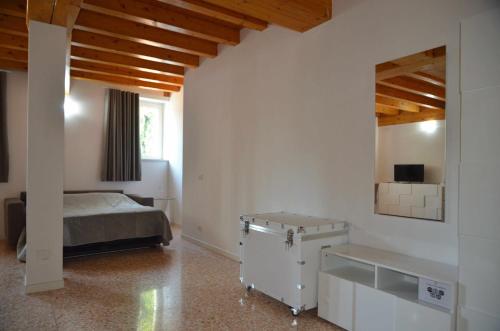 ein Schlafzimmer mit einem Bett und einem Tisch in einem Zimmer in der Unterkunft Palazzo Maggiore Suite A in Noale