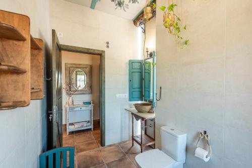 a bathroom with a toilet and a sink at Villa Colona 