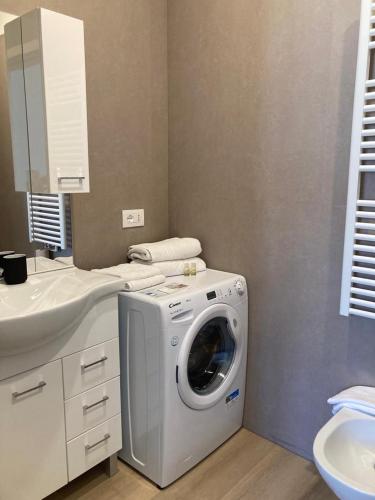 a washing machine in a bathroom next to a sink at Al Palazzo in Cles