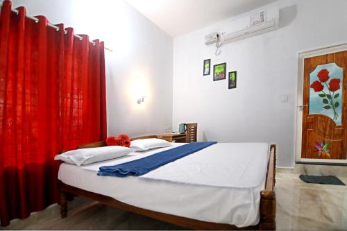 Ένα ή περισσότερα κρεβάτια σε δωμάτιο στο Thekkady Homes