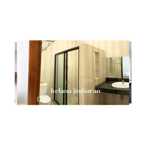 y baño con lavabo y espejo. en Kelana Jimbaran Bali en Jimbaran