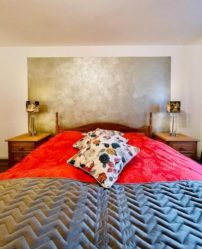 Una cama o camas en una habitación de Eifelsuiten - Suiten mit Sauna, Kamin und Balkon in der Vulkaneifel - Kerpen Loogh