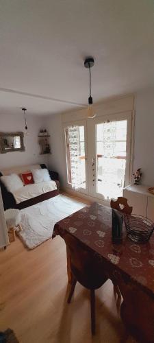 une chambre avec un lit et une table dedans dans l'établissement Les Pierres Blanches -- Accès ski à pied et TMB, aux Contamines-Montjoie