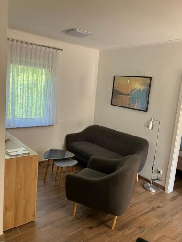 a living room with a couch and a table at Havelstern Ketzin, Ferienhaus Hecht in Ketzin