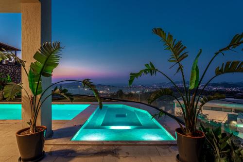 Bazén v ubytování Luxury Villa: Sea & Marina Views nebo v jeho okolí