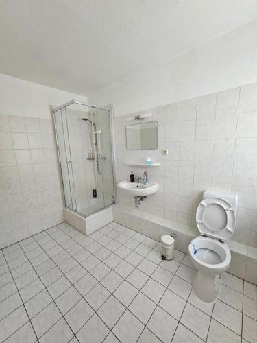 ロストックにあるEinfache Ubernachtung mit eigenem Badのバスルーム(シャワー、トイレ、シンク付)