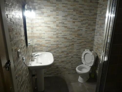 een badkamer met een toilet en een wastafel bij VILLA LOS MOLINOS in Candeleda