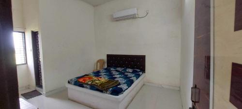 una piccola camera con un letto in una stanza di OYO Flagship Hotel Royal Galaxy a Nagpur