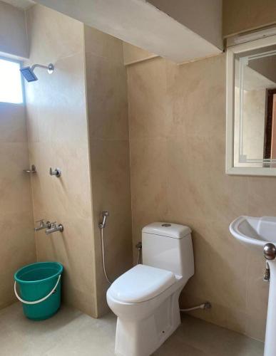 łazienka z toaletą i umywalką w obiekcie SPOT ON SB Guest House w mieście Alappuzha