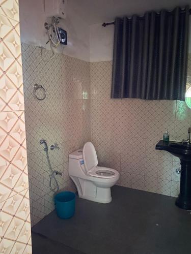 bagno con servizi igienici bianchi e lavandino di SPOT ON SB Guest House a Alleppey