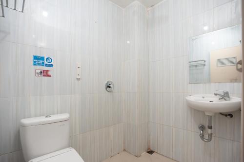 Koupelna v ubytování AVA Guesthouse Mitra RedDoorz Lampung