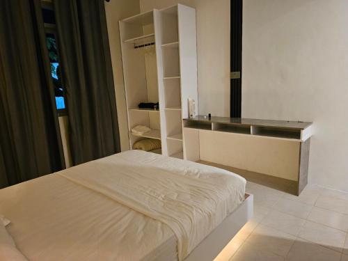 Habitación blanca con cama y espejo en Blue Haven Retreat en Thulusdhoo