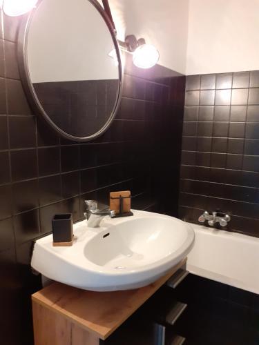 bagno con lavandino bianco e specchio di Entre terre et mer a Oloron-Sainte-Marie