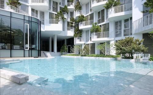 Thonglor Modern studio condo في Klong Toi: مسبح فارغ في مبنى