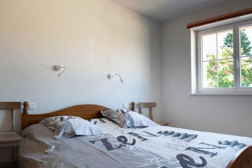 Katil atau katil-katil dalam bilik di Villa neuve avec piscine 6 personnes en limousin