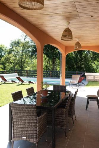 Photo de la galerie de l'établissement Villa neuve avec piscine 6 personnes en limousin, à Ladignac-le-Long