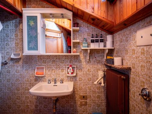 een badkamer met een wastafel en een kast bij Chalet della Civetta 