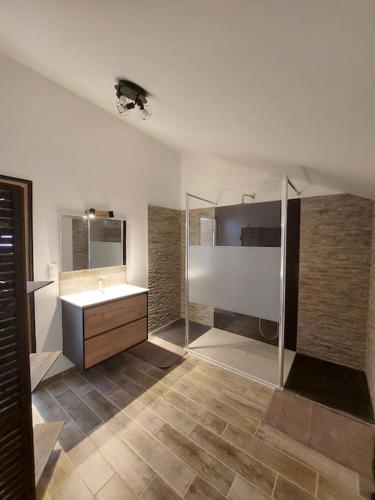 La grande salle de bains est pourvue d'un lavabo et d'une douche. dans l'établissement Maison de la nature, à Bussière-Galant