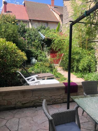 a patio with a sink and a table and chairs at meublé neuf avec jardin in Clairvaux-les-Lacs