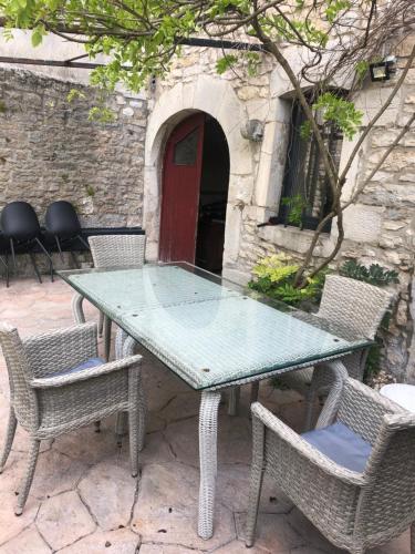 une table avec deux chaises et une table avec dans l'établissement meublé neuf avec jardin, à Clairvaux-les-Lacs