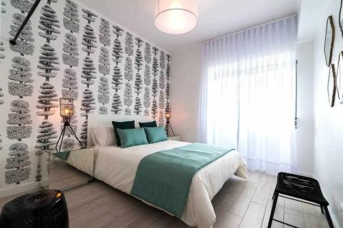 um quarto com uma cama e uma parede com cortinas em RECANTO DO AÇOR Holiday Accommodation em Ponta Delgada