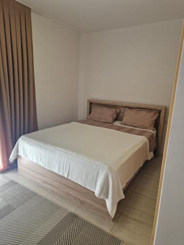 una camera con un grande letto di Ocean Sunset Villa a San Miguel de Abona