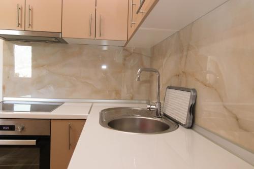 una cucina con lavandino e piano di lavoro di Skywalk House a Mostar
