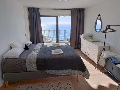- une chambre avec un grand lit et une grande fenêtre dans l'établissement Gigantes View Studio, à Puerto de Santiago