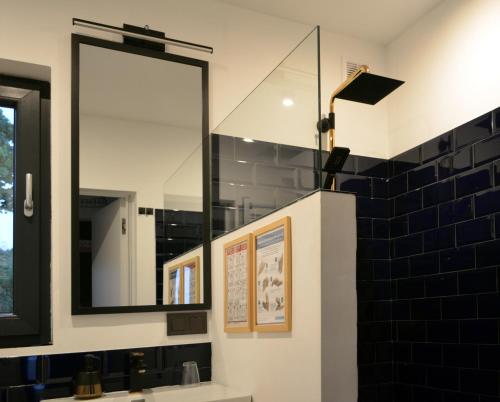 uma casa de banho com um espelho e um lavatório em Osada Solasu em Złoty Stok
