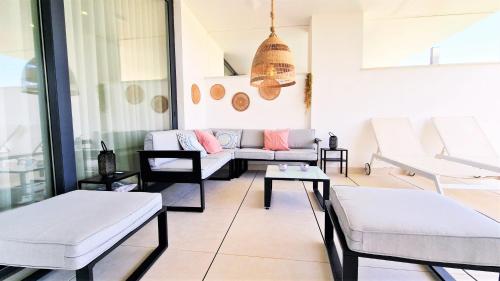 un soggiorno con divani e tavolo di AA Guest - Luxury Paradise Eco Apartment Higueron a Fuengirola