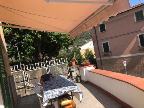 un chat assis sur une table sur un balcon dans l'établissement Salvo e Angela, à Lerici