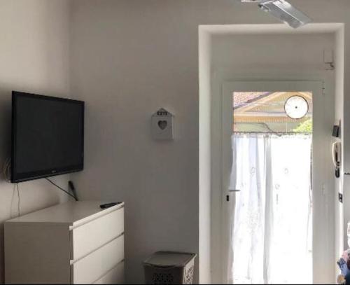 uma sala de estar com uma televisão e uma janela em Salvo e Angela em Lerici