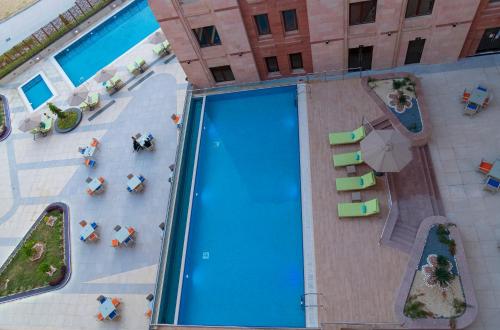 塞拉莱Tulip Inn Majan Hotel and Suites Salalah的大楼游泳池的顶部景色
