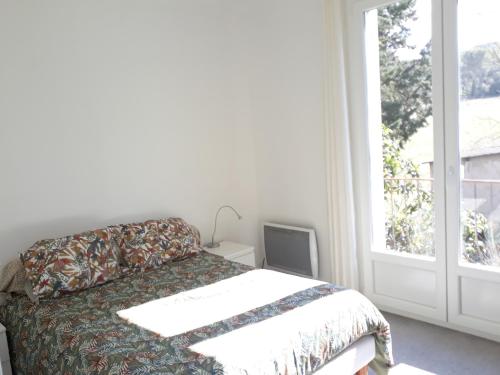 1 dormitorio con cama y ventana en LOU SOLEIOU SAINT HILAIRE, en Luynes