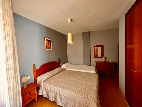 Tempat tidur dalam kamar di Apartamento en el centro 3 plazas con Aire Acondicionado Estancia minima 3 noches