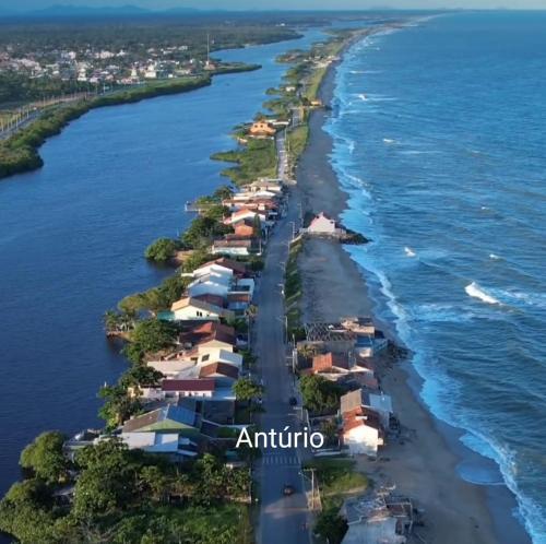 uma ilha no oceano com casas em Pousada Anturio em Barra Velha