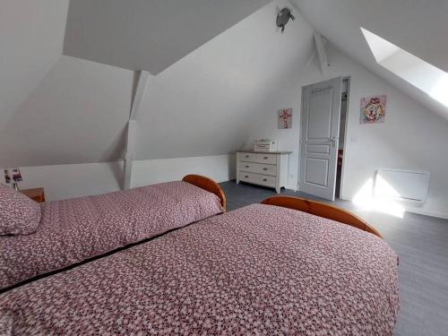a bedroom with two beds and a dresser at Superbe gite familial pour 10 personnes à Gizeux in Gizeux
