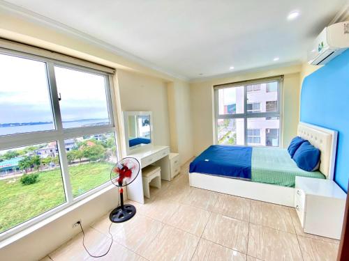 una camera con un letto e due finestre di new life tower a Ha Long