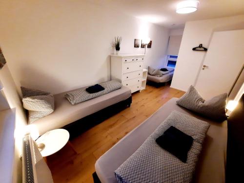 Habitación pequeña con cama y sofá en Ferienwohnung Scharnhorst, en Teningen