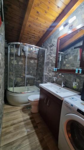 Ein Badezimmer in der Unterkunft House with big garden and barbeque in nature