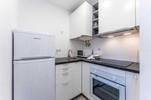 Modern 2 BDR Flat W/Balcony and Pool by LovelyStay