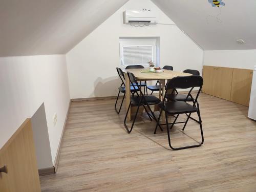 Ruang duduk di Apartment Jelovca - in the attic
