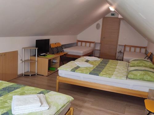 Säng eller sängar i ett rum på Apartma Jelovca - in the attic