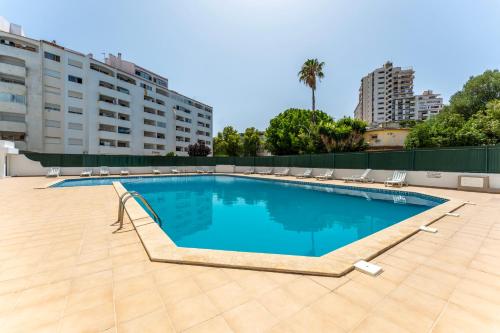 Modern 2 BDR Flat W/Balcony and Pool by LovelyStay